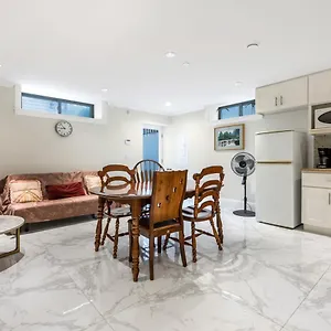 Holiday home Modern Retreat Near Vancouver's Attractions